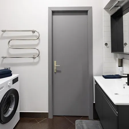 Modern In Location, Kingsize Beds, 2 Br リガ