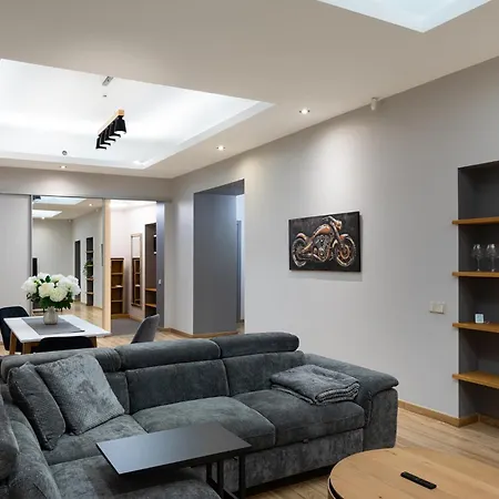 Modern In Location, Kingsize Beds, 2 Br *