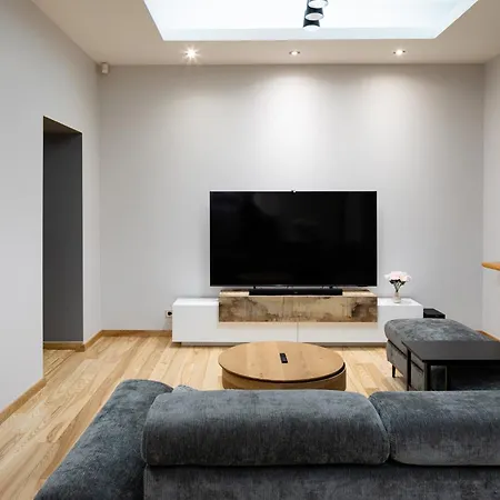 Modern In Location, Kingsize Beds, 2 Br * リガ